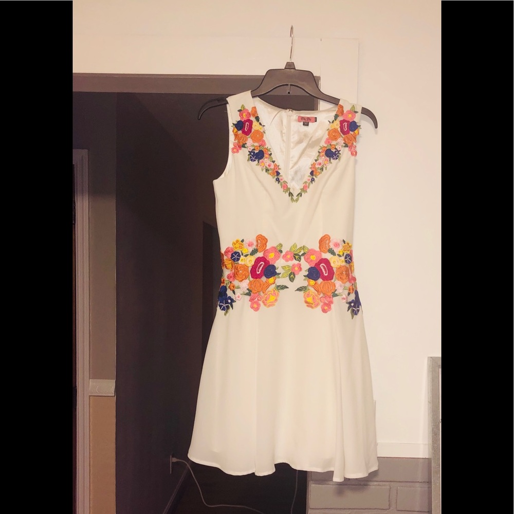 Chi Chi London white dress w/floral appliqué Sz 6